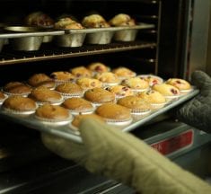 Easy Ways to Clean Oven and Baking Sheet